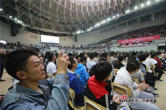 2.七千余名本科生、研究生和留学生及部分学生家长集体欣赏了大型迎新交响音乐会。刘积舜摄影