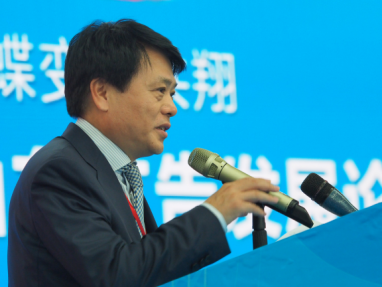 山東省廣告協會會長、長城梅地亞文化產業集團總經理王百忠主持論壇