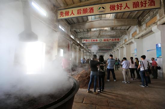 中外媒體團參觀酒廠(王平拍攝)