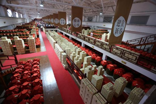 中外媒體團參觀酒廠(王平拍攝)