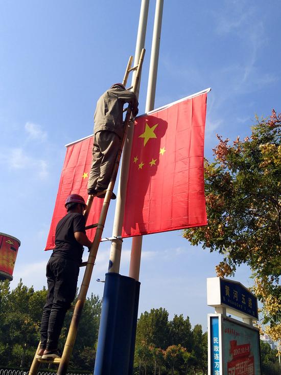 滨州市路灯处立足节俭 安装刀旗国旗迎国庆