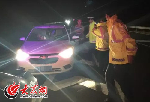 在北海收費(fèi)站接到送醫(yī)車輛后，威海高速交警立即引導(dǎo)前往醫(yī)院