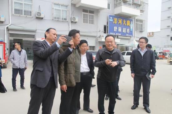 練建軍在前崔樓社區督導“氣代煤”工作