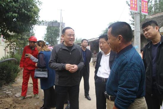 練建軍在虎頭李社區督導，和社區干部交談