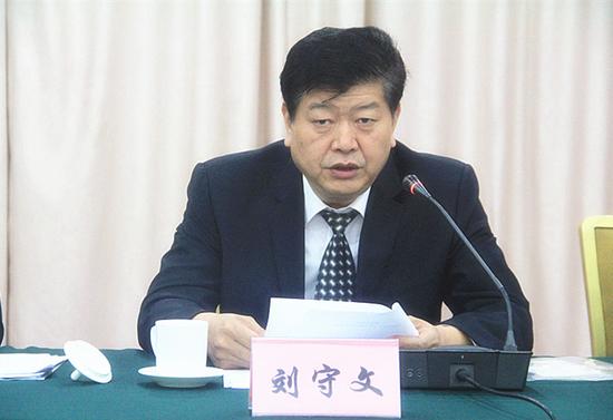 新当选为菏泽市总工会常务副主席的刘守文做表态发言