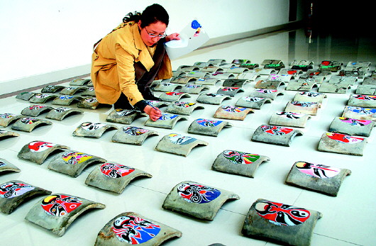 无棣县文物管理局的工作人员正在整理布瓦画作品