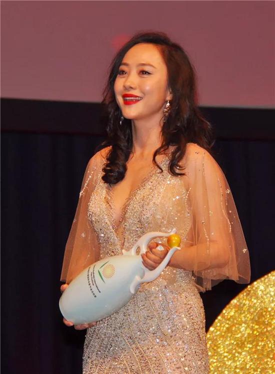 “评委会表彰女演员奖”获得者刘园媛手捧华光国瓷明星奖杯