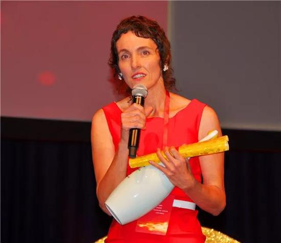 “最佳女主角奖”获得者澳大利亚演员梅丽莎·乔治手捧华光国瓷明星奖杯