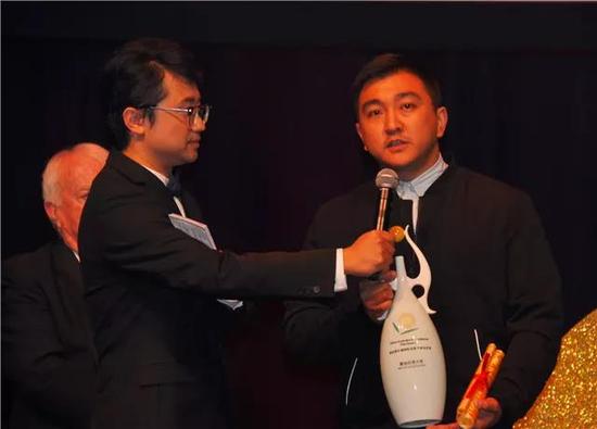 《二十二》获本届最佳纪录片奖,导演郭柯手捧华光国瓷明星奖杯