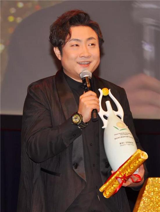“最受欢迎男演员奖”获得者乔杉手捧华光国瓷明星奖杯,用笑声逐梦