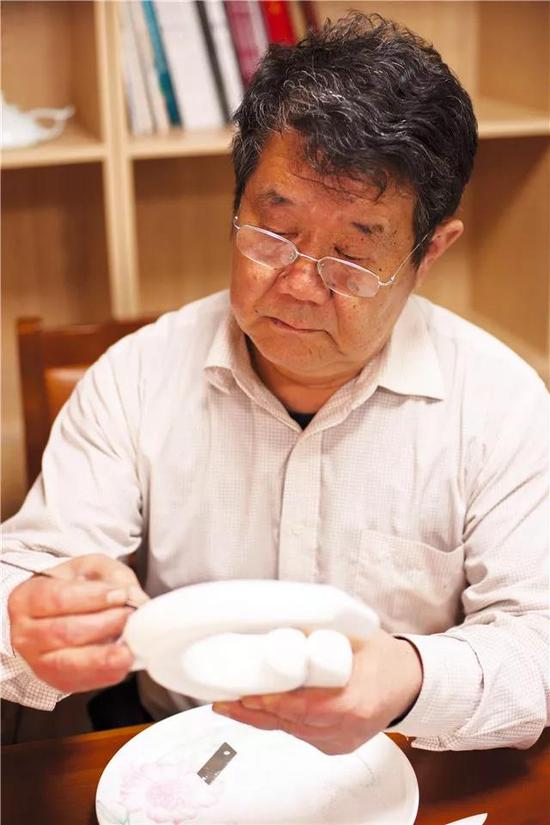 华光国瓷明星奖杯设计者:中国陶瓷艺术大师、华光陶瓷设计总监何岩先生