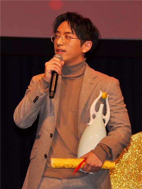 从网剧到荧幕,演技人气双丰收,白客获“最佳新人奖”受肯定