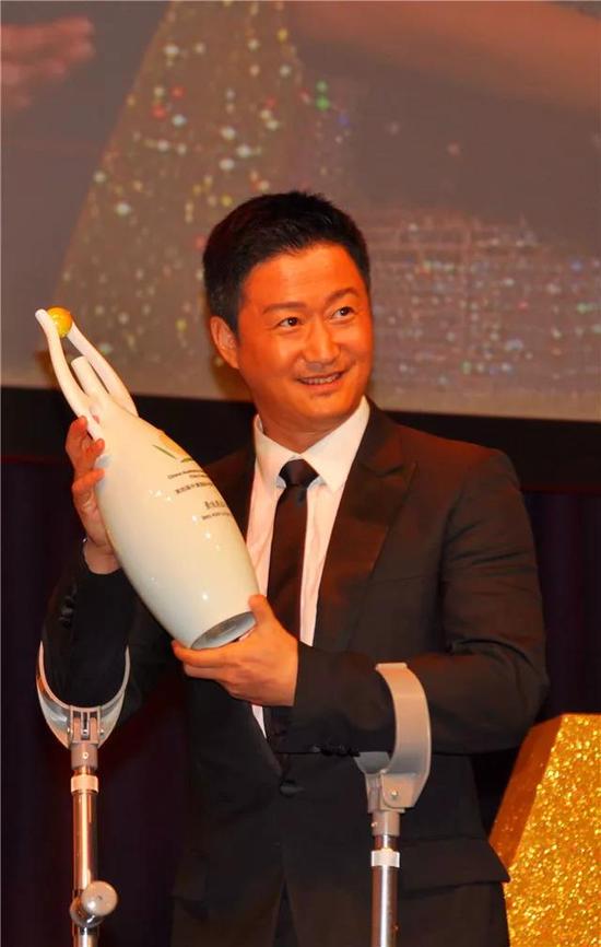 吴京手捧华光国瓷明星奖杯摘得影帝桂冠,《战狼2》获“最佳故事片”奖