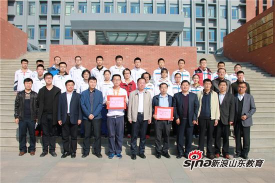 章丘四中校长刘清涛汇报了特优生培养的措施及工作设想.