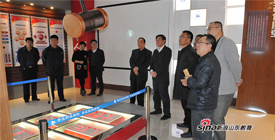 枣庄职业学院领导视察廉政教育展室建设情况
