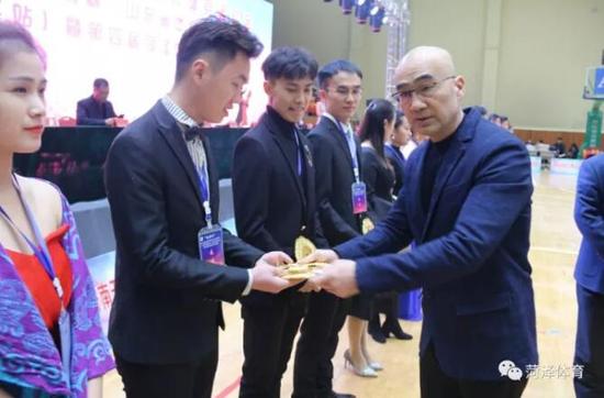 菏澤市體育局副局長房惠敏為裁判員授牌