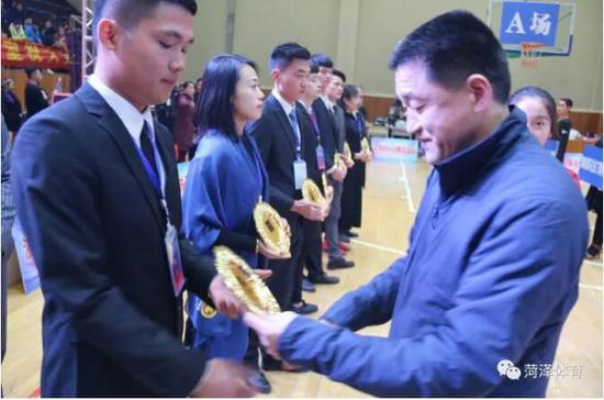菏澤市體育局局長李永輝為裁判員授牌