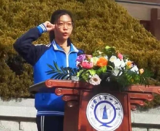 王雨田同学带领学生宣誓