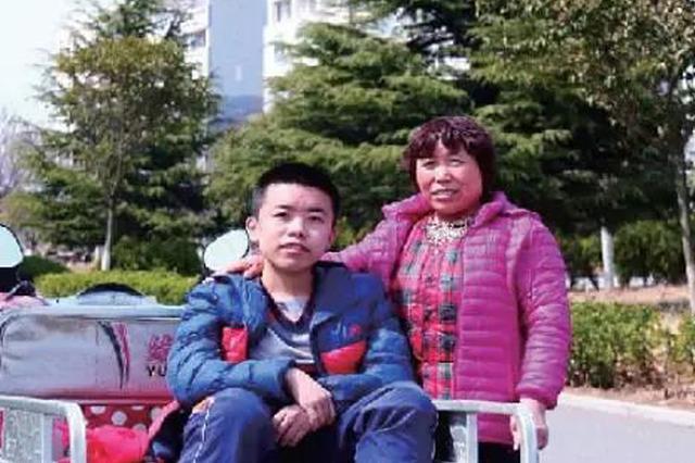 ▲韩玉坤和他的妈妈。