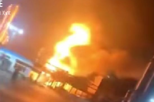 山东一化工厂爆燃火势凶猛 消防：柴油起火 无人员伤亡