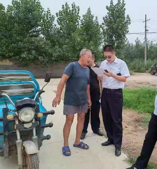 图为莱西市信访工作人员走一线,了解群众反映的问题。