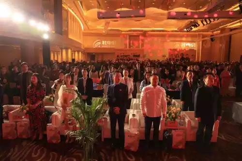 全体参会人员起立,共同高声合唱《我和我的祖国》