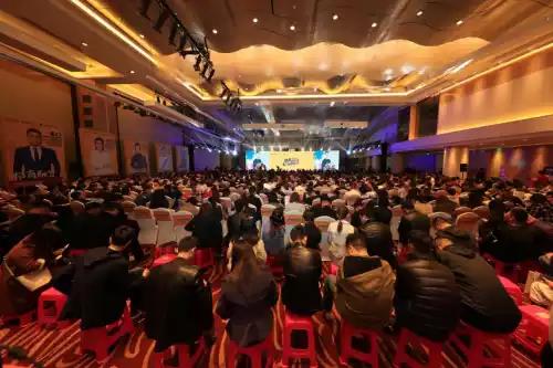 现场报名火爆,与会人员暴增至1200人,临时增添马扎凳