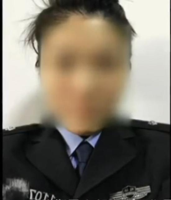 田某伪造的警服照片