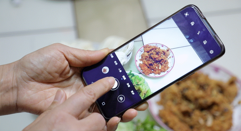 于阿姨正在为余量食物制作的美食拍照