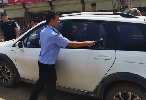 民警砸車窗救出受困兒童(警方供圖)