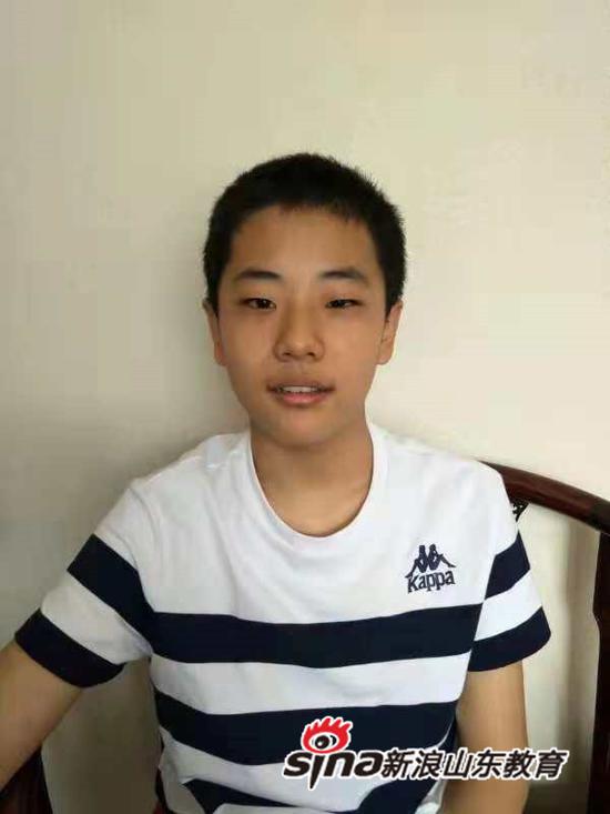 历城二中54级高二1班 侯棽然
