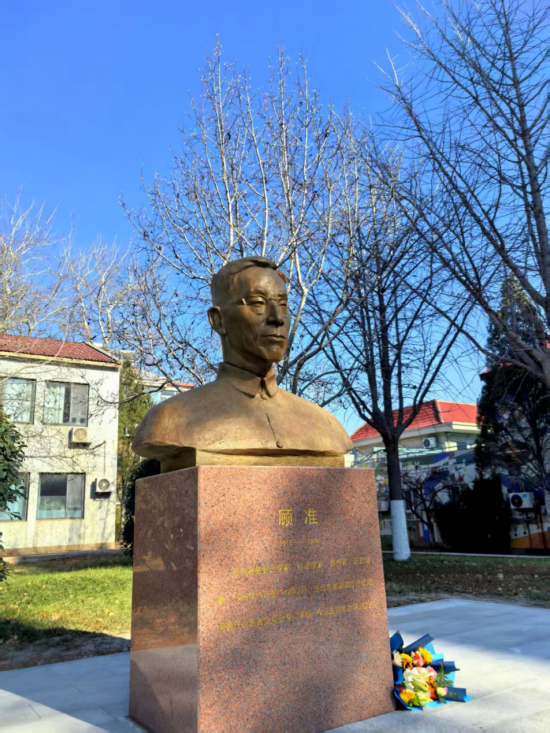 燕山校区的顾准先生铜像