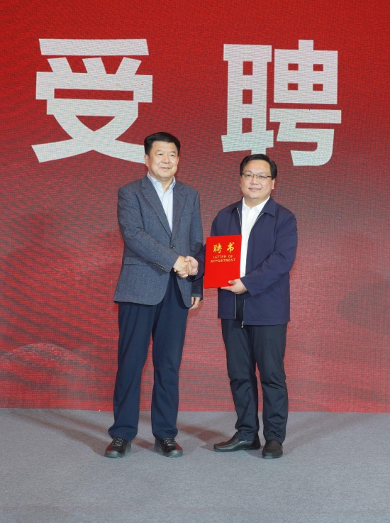 省旅促会副会长刘光辉为古贝春集团有限公司总经理张洪昌颁发山东省精品旅游促进会大运河文化旅游专业委员会副主任聘书