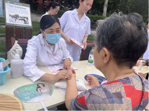 山东大学齐鲁医院中医科专家张潇丹现场为群众把脉、就诊