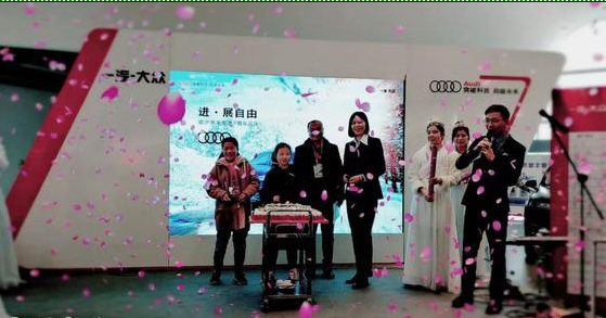 各位代表共同吹生日蜡烛,预祝奥丰2019年更快、更高、更强