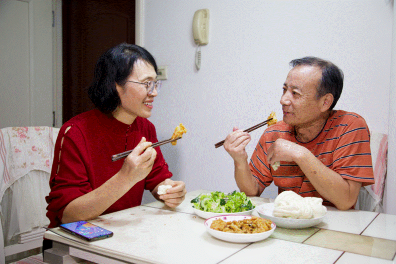 于阿姨和老伴品尝用余量食物做的干煸辣子鸡块