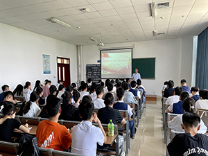 山东旅游职业学院副院长陈增红为航空服务系学生讲思政课
