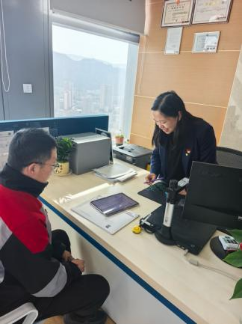 快递员在柜面专员协助下办理理赔