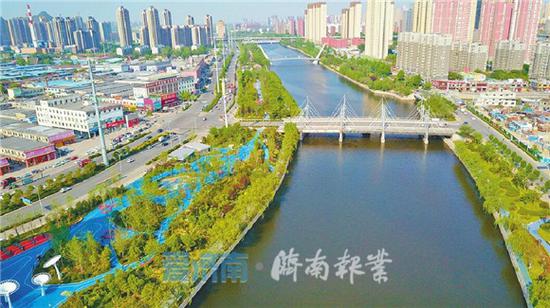 5月29日,小清河市区内景观河道两岸绿树成荫,景色优美。