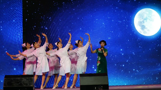 梅花奖获得者国家一级演员
吕凤琴 演唱《梦中的眷恋》
