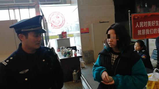 女孩携带刺猬在安检口被查获 图片来源:长沙铁路公安处女孩携带刺猬在安检口被查获 图片来源:长沙铁路公安处