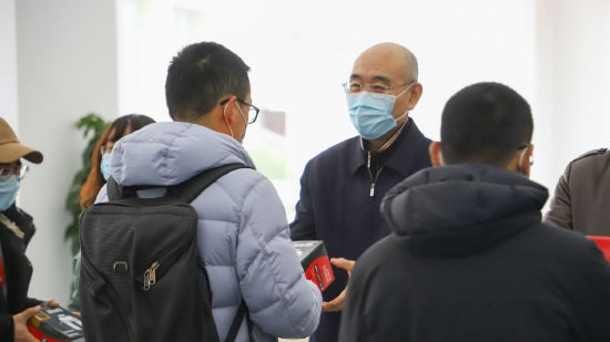 学校校长陈克正为学生现场发放餐盒