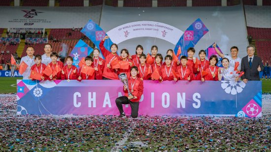 在2023年世界中学生足球锦标赛中,历城二中女足七战七捷,勇夺世界冠军