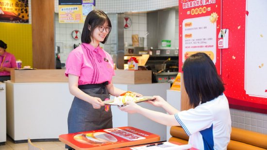 在“满分互动区”为考生加油鼓劲