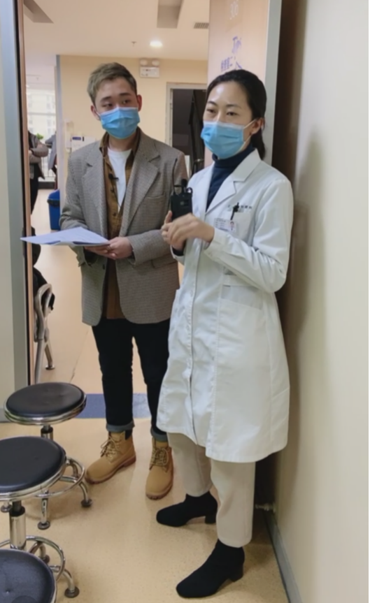 (威海爱尔眼科林丹丹主任讲解术前设备)