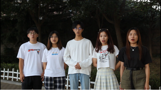 学生在校园内为老师歌唱《我是一棵树》