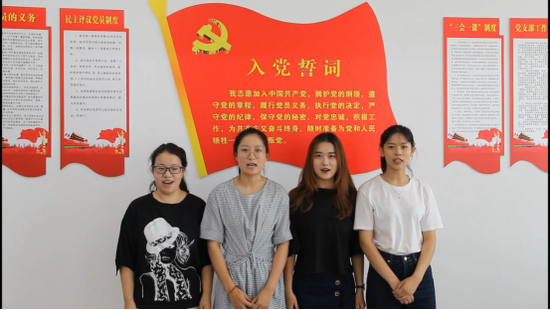 学生在红船书屋为老师送上节日祝福