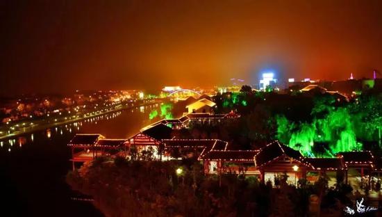 ▲流光溢彩的菏泽城区夜景