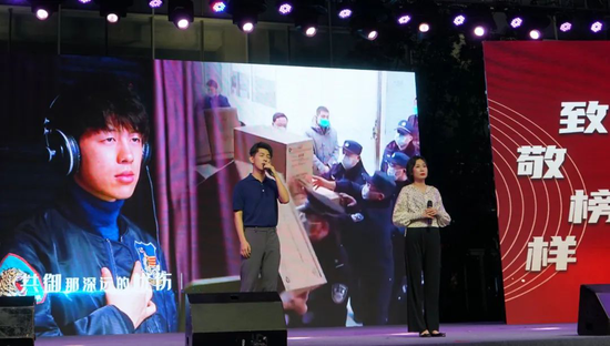 山东广播音乐生活节目中心主持人
周鑫、姚琳演唱《兄弟啊,我就站在你身旁》