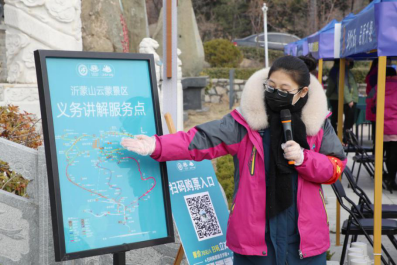 (彭娇琦在义务讲解)